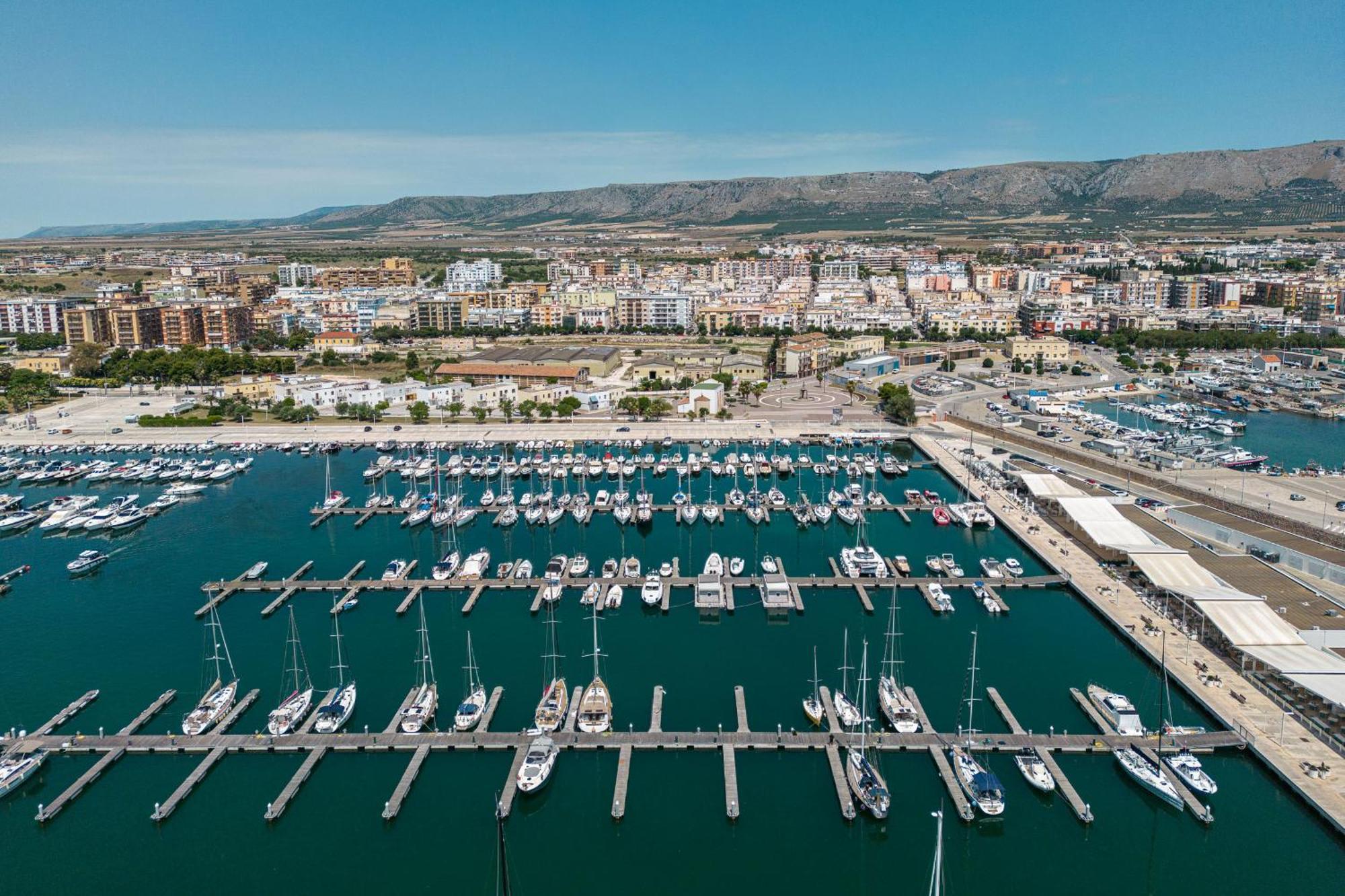 Hotel Marina del Gargano Houseboat Manfredonia Exterior foto